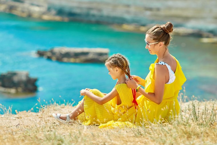 Мама и дочка на море со спины