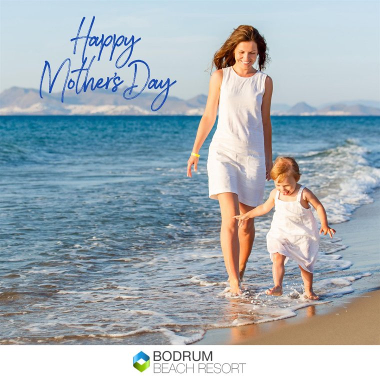 Мама с дочкой на берегу моря