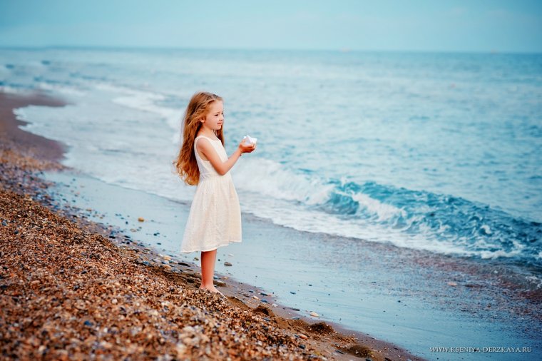 Девушка с дочкой на море