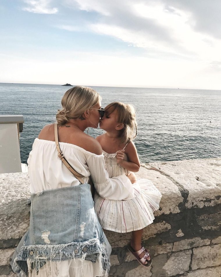 Дочка на море