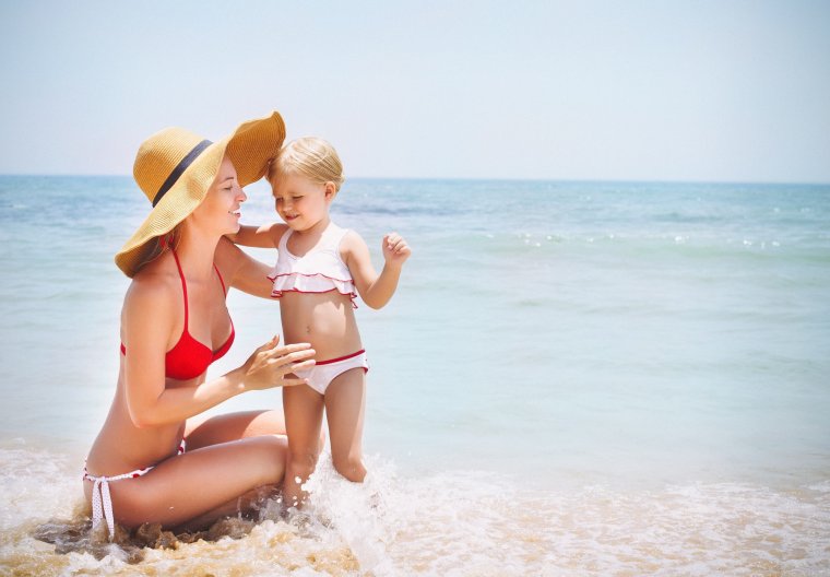 Мама с дочкой на берегу