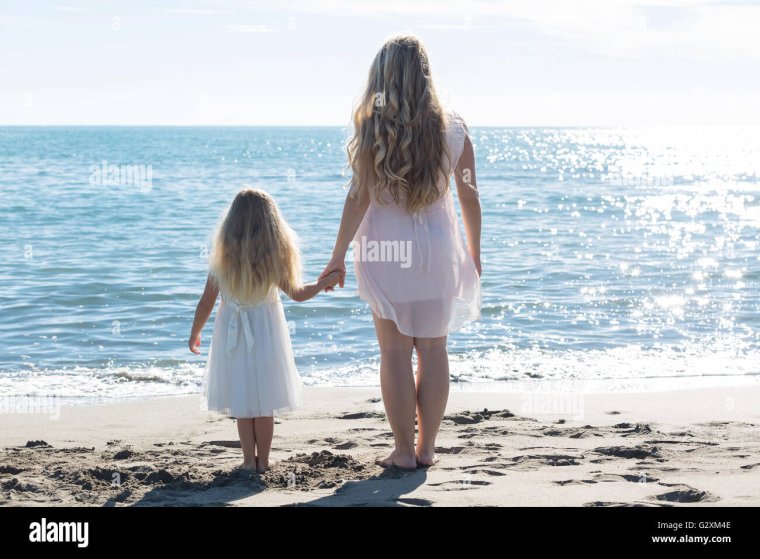 Мама с сыном на берегу моря