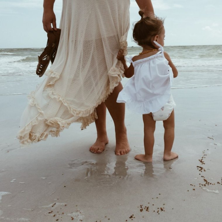 Мама с маленькой дочкой пляж