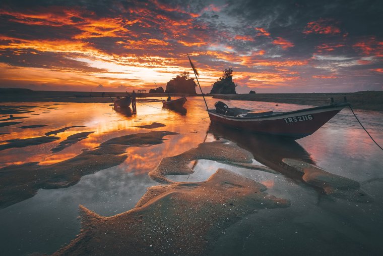 Лодка на берегу моря