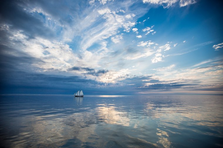 Голубое небо и море