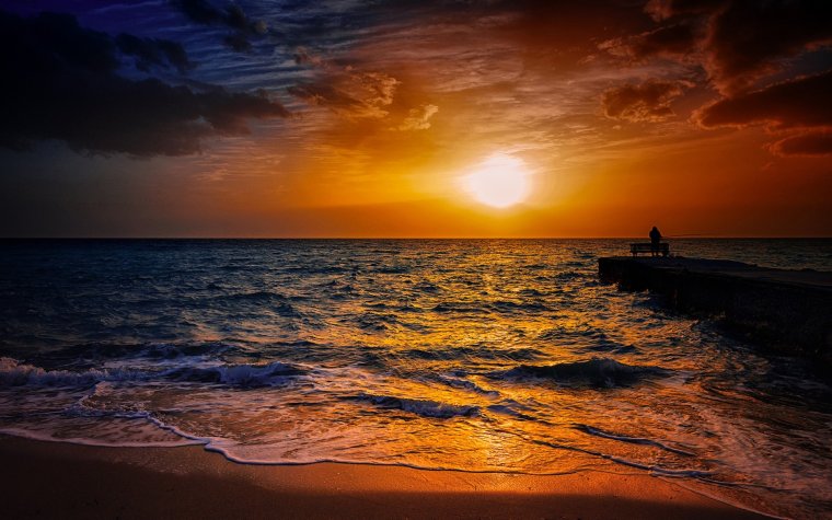 Красивый закат на пляже