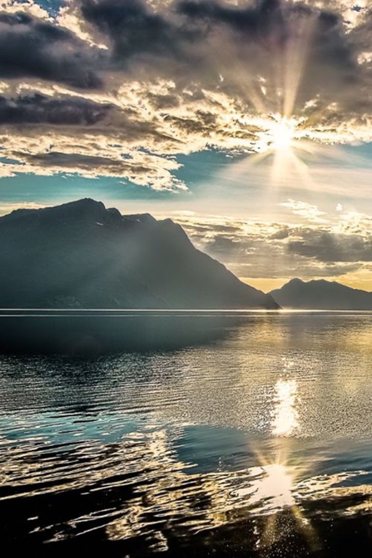 Рассвет море горы