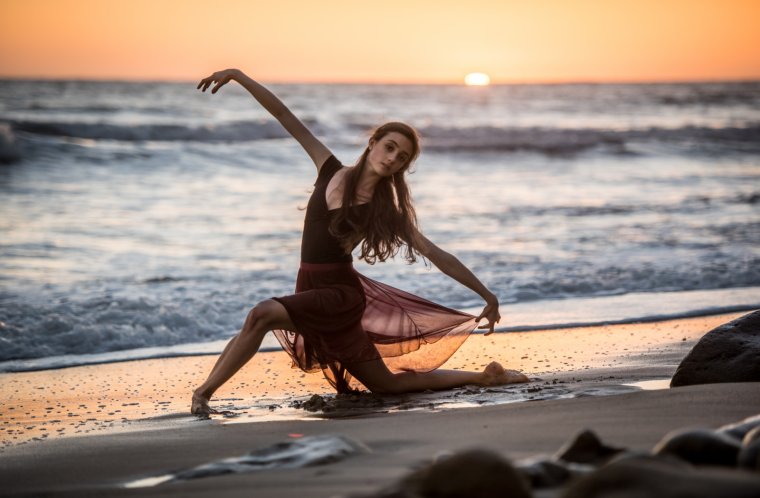 Красивые фото танцоров у моря