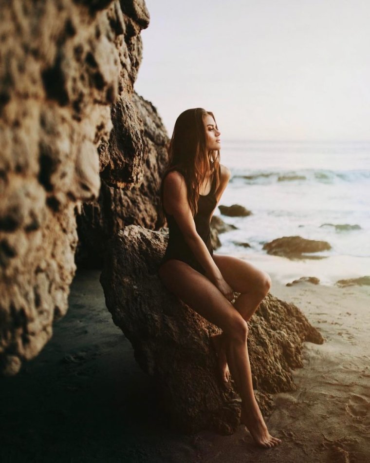 Фотосессия на камнях у моря