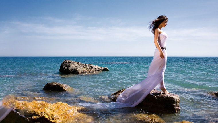 Девушка у берега моря