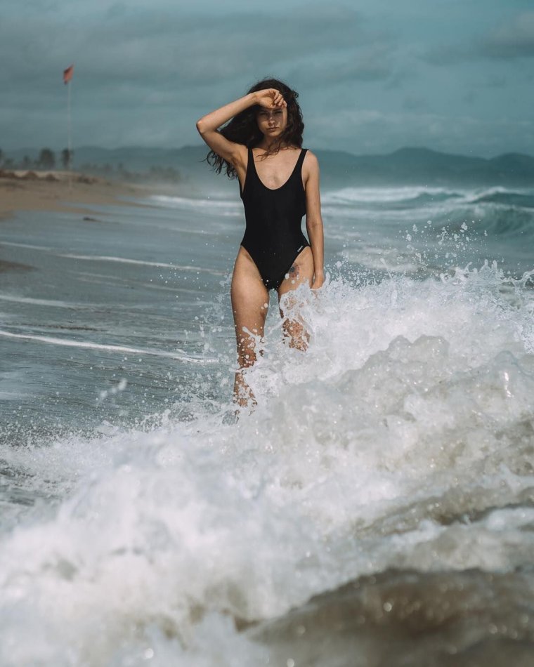 Позы для фотосессии на море в воде