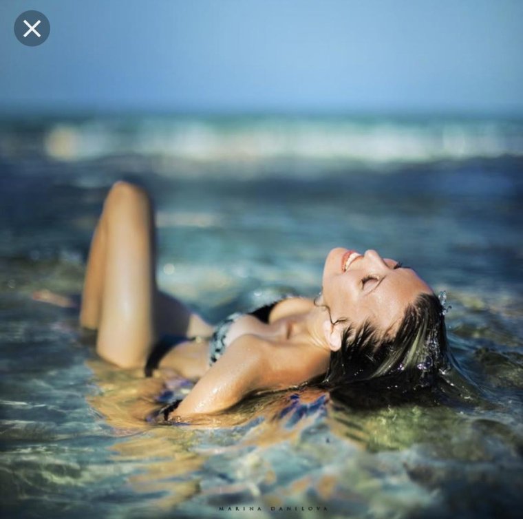 Красивые позы для фотосессии на море