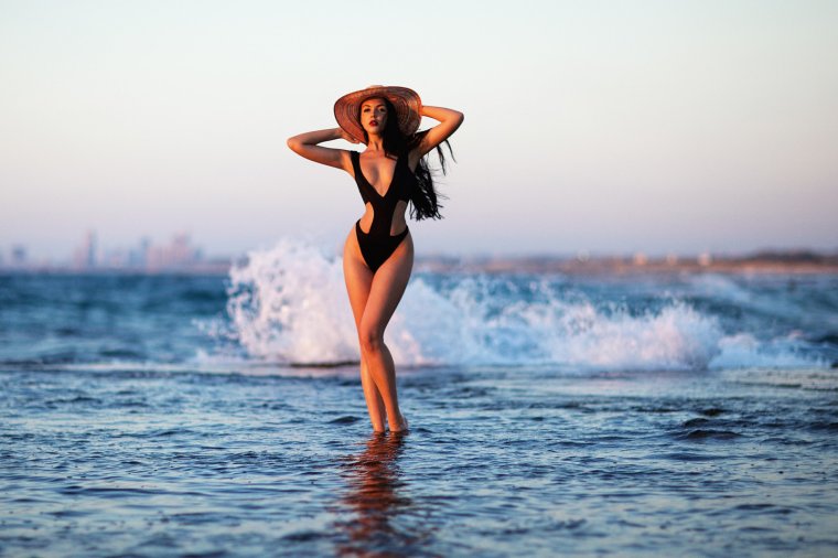 Позировать на море