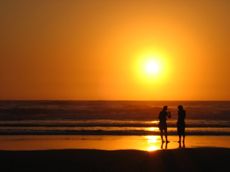 Влюбленные на закате на берегу