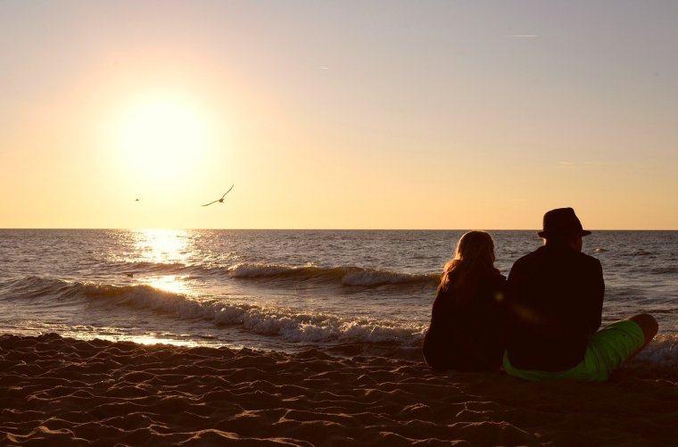 Двое на берегу моря