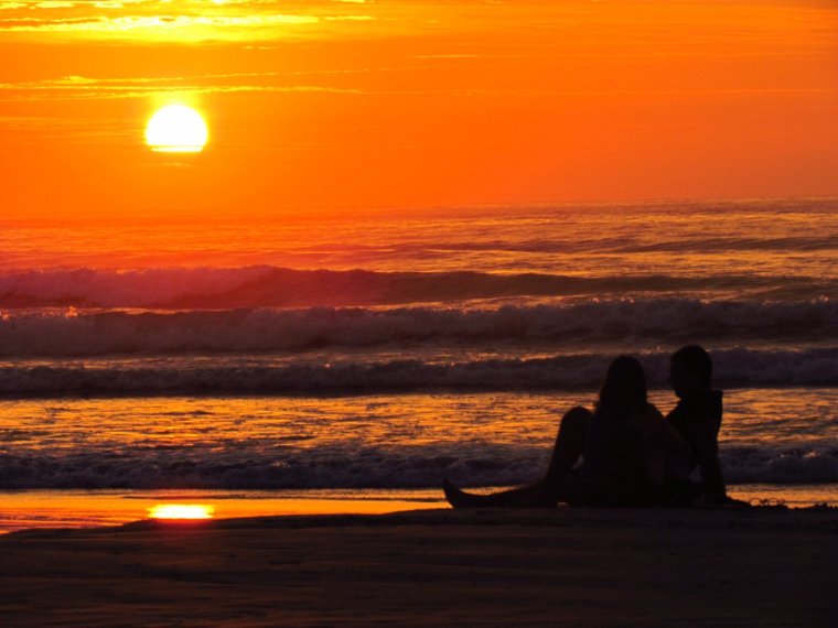 Влюбленные на закате на берегу