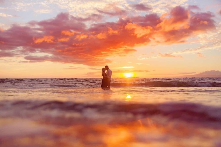 Двое на берегу моря на рассвете