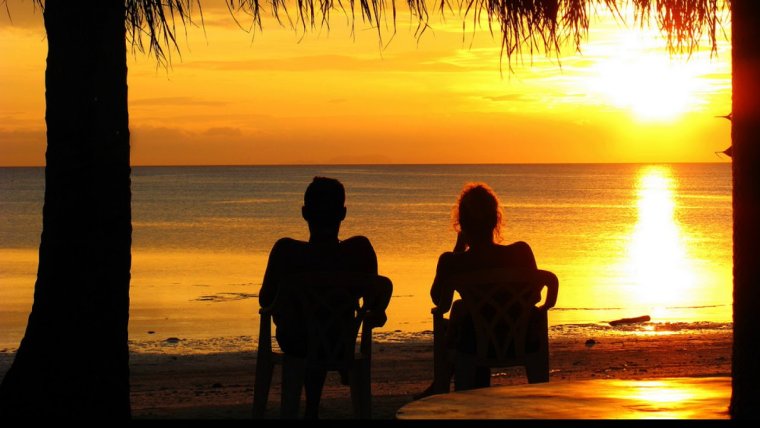 Пара на пляже на закате
