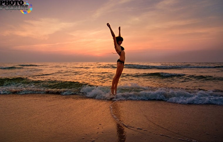 Стройная девушка на фоне моря