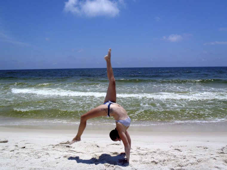 Обои с гимнасткой на фоне моря на телефон