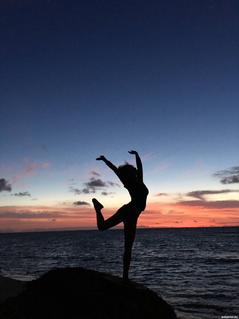 Танцующая девушка