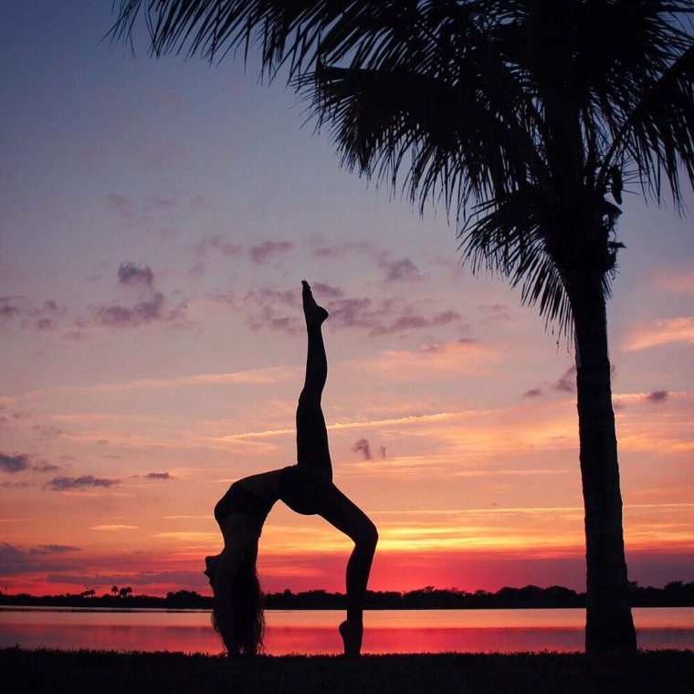 Шпагат на берегу моря