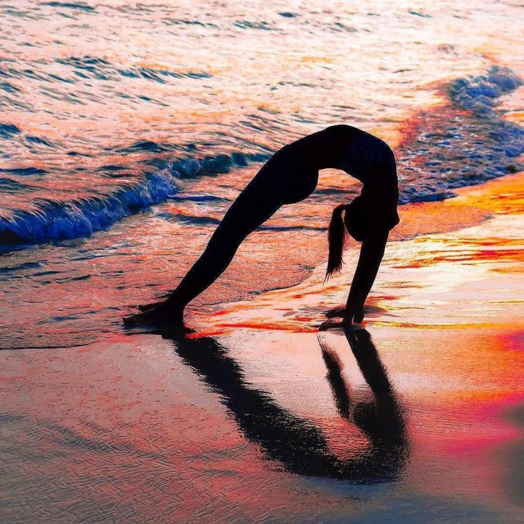 Гимнастки на море на закате