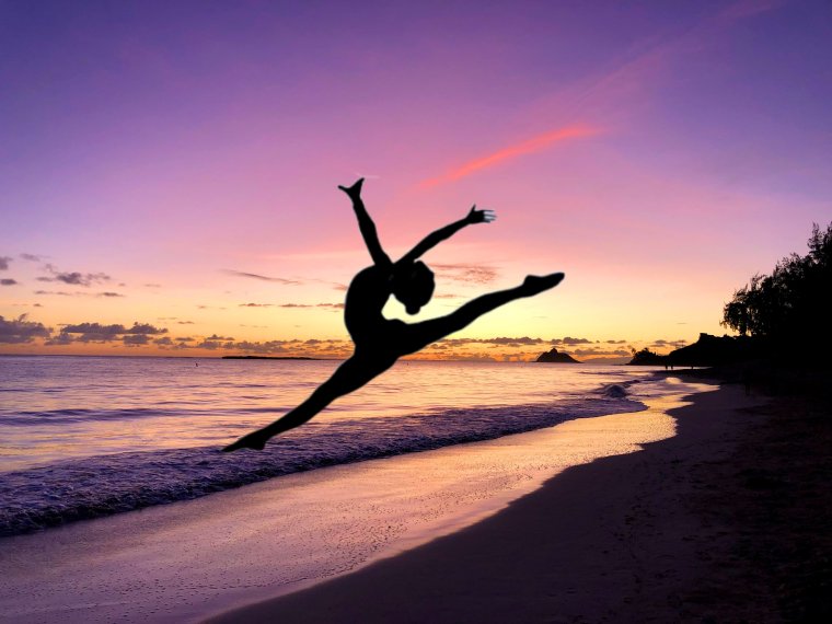 Гимнастка обои на телефон ночью