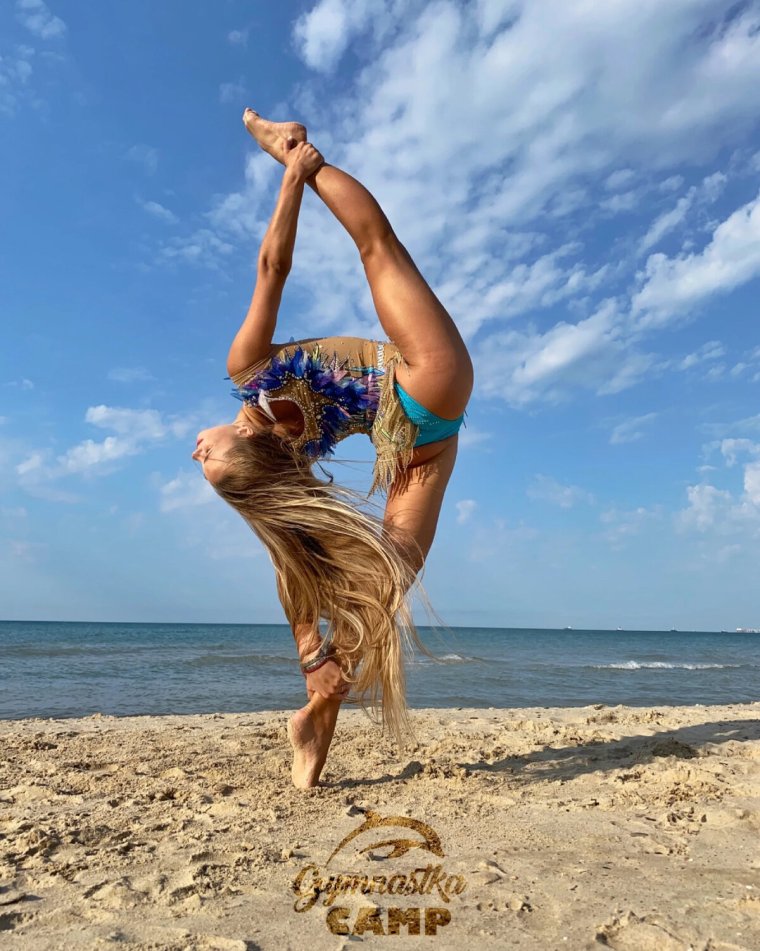 Гимнастки на море девочки