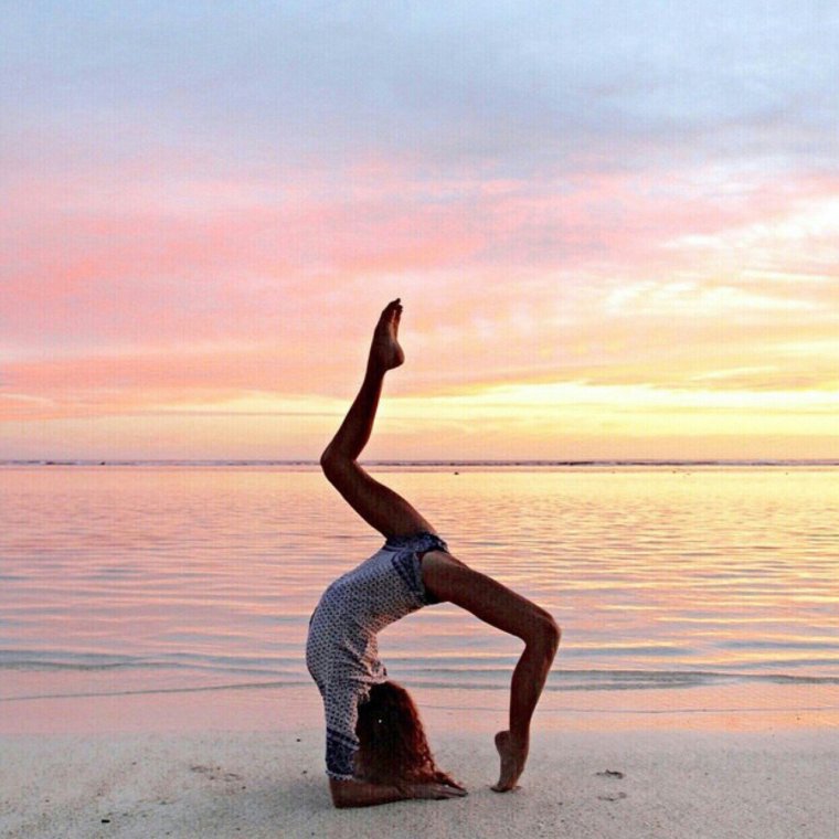 Йога на берегу моря