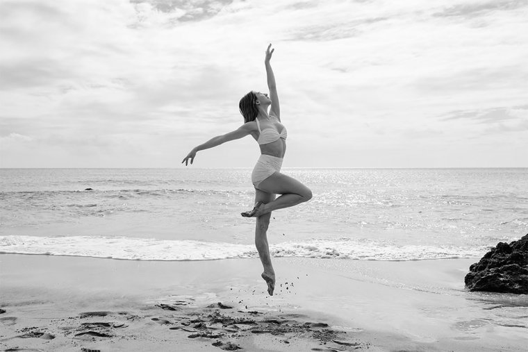 Гимнастки на море