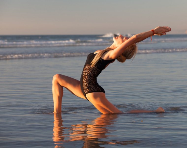 Позы йоги на розовом закате