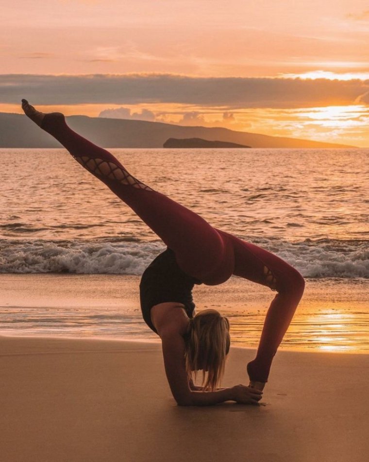 Девочка гимнастика на пляже на закате