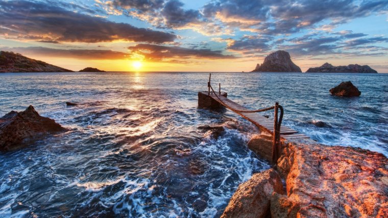 Красивый закат на море