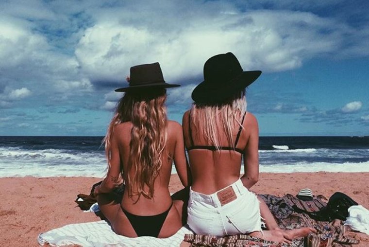 Две подружки в шляпах