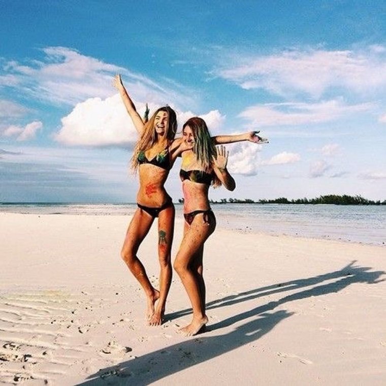 Подруги на пляже