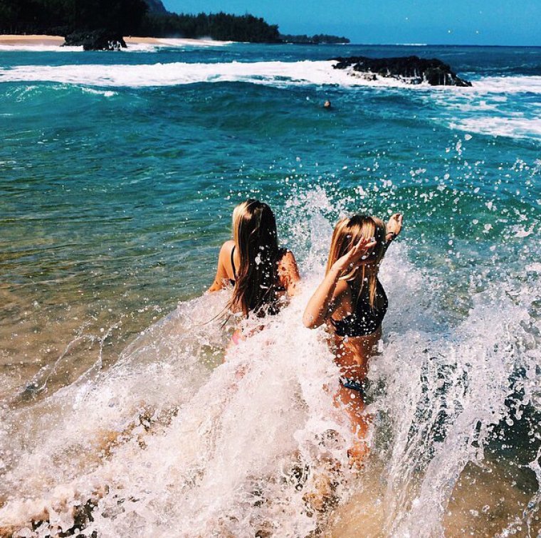 Подруги на море