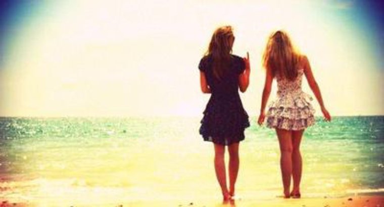 Две подружки на море со спины