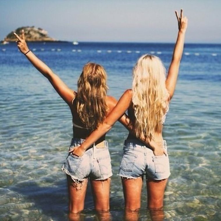 Блондинка с друзьями