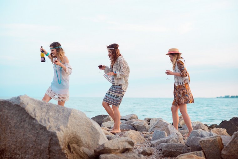 Фотосессия подружек на море в одежде