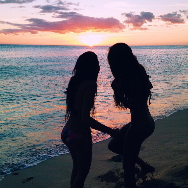 Подружки со спины