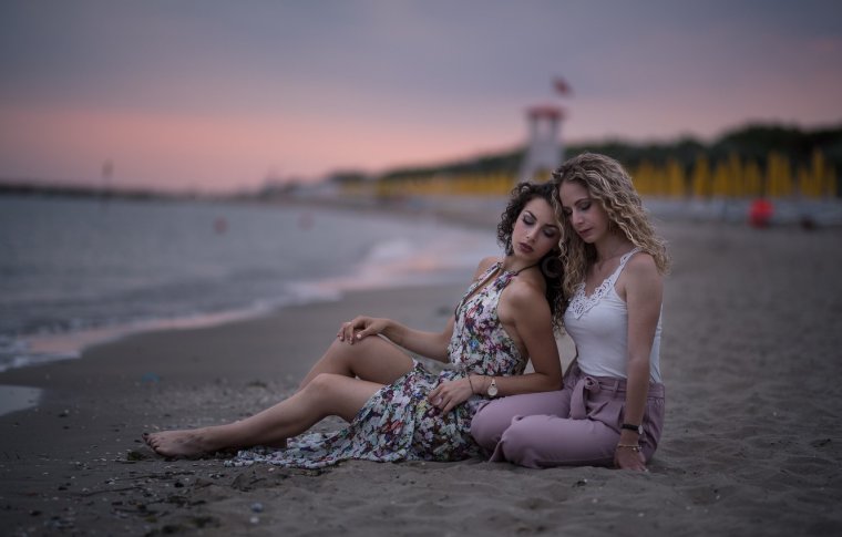 Две девушки на берегу