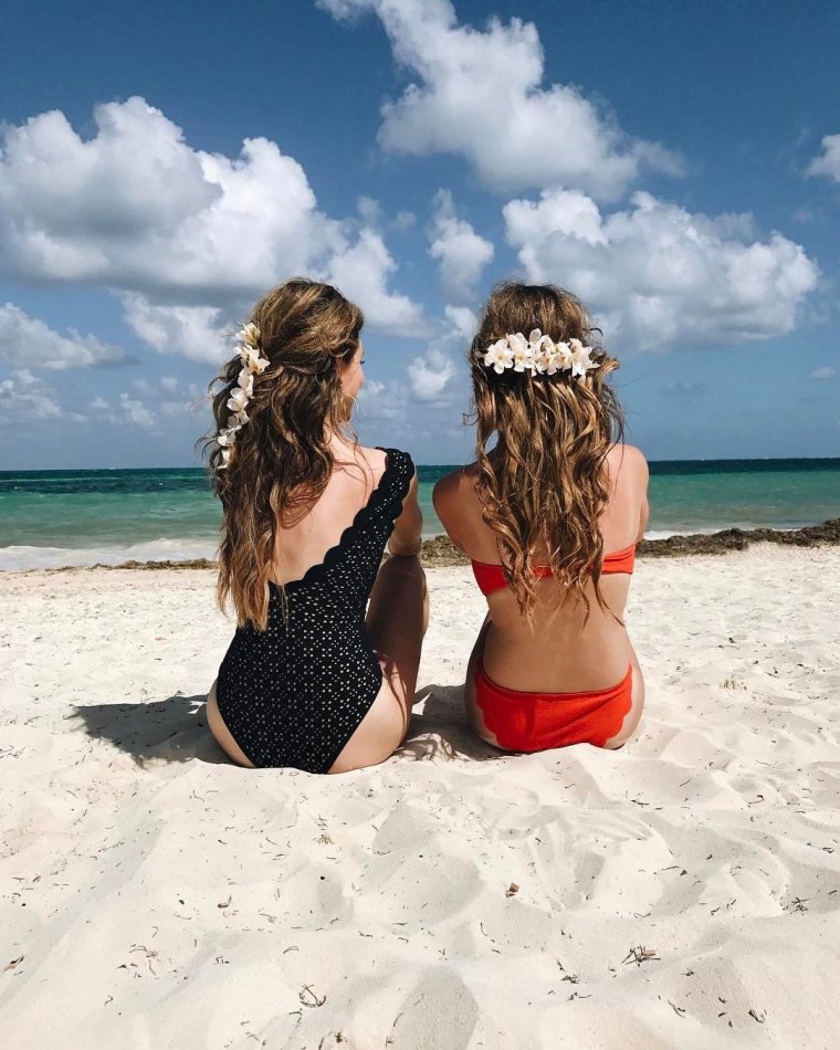 Подружки на пляже