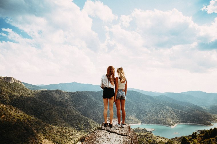Две девушки в горах