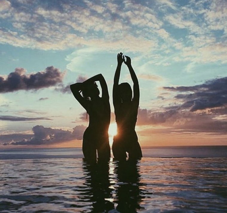 Подруги на закате