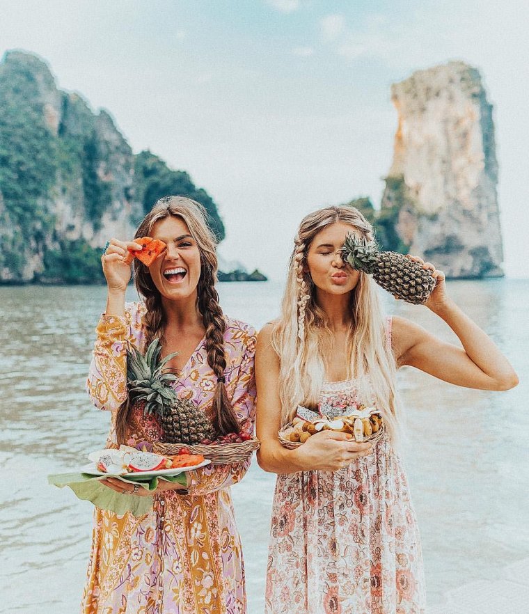 Две подруги на море