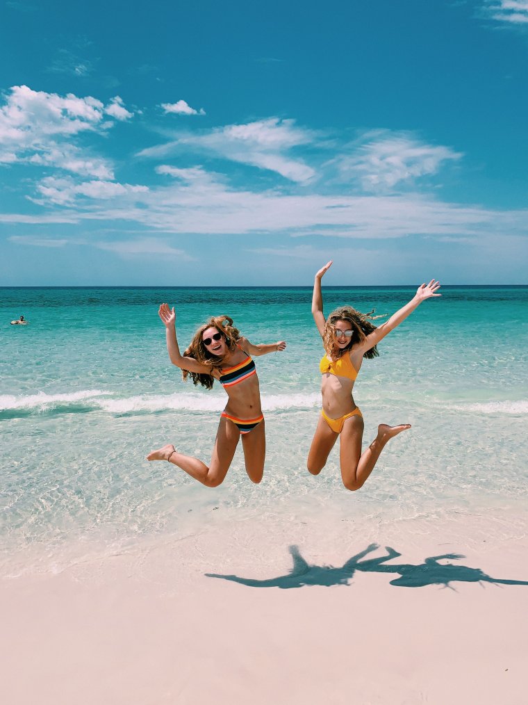 Обои на айфон лето подружки море