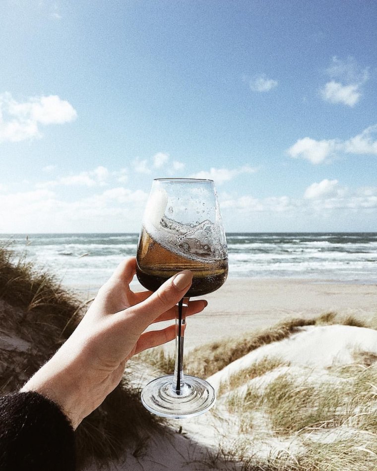 Бокал на фоне моря в руке