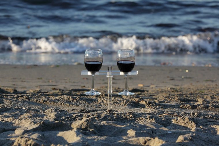 Два бокала на фоне моря