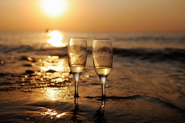 Бокал шампанского на закате